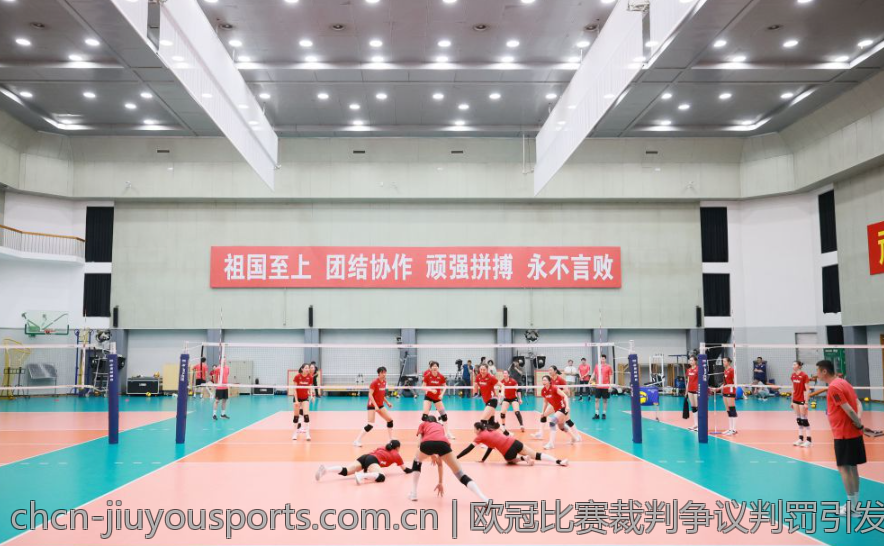 欧冠比赛裁判争议判罚引发球迷热烈讨论